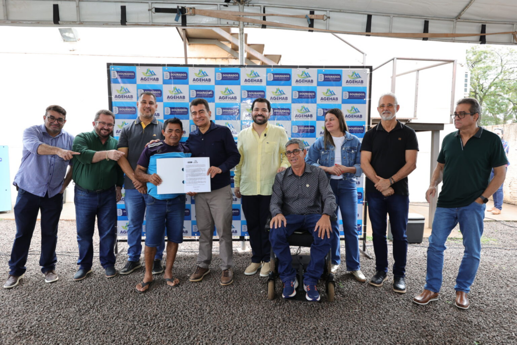 Prefeitura garante escritura, reforma de moradias e energia regular para famílias do Vida Nova Porã