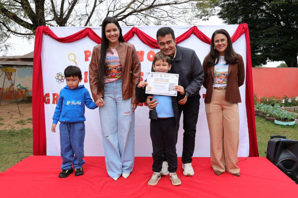 Prefeito entrega diploma de Pequenos Cientistas para alunos do Ceim Vittório Fedrizzi