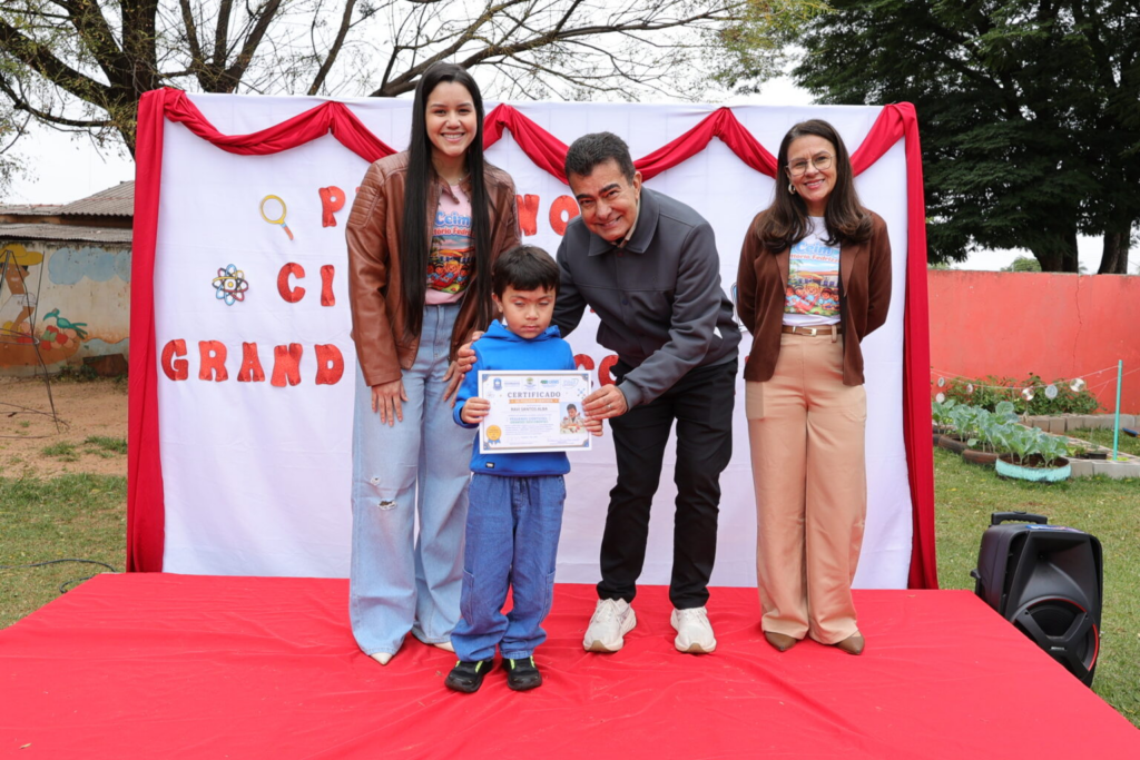 Prefeito entrega diploma de Pequenos Cientistas para alunos do Ceim Vittório Fedrizzi