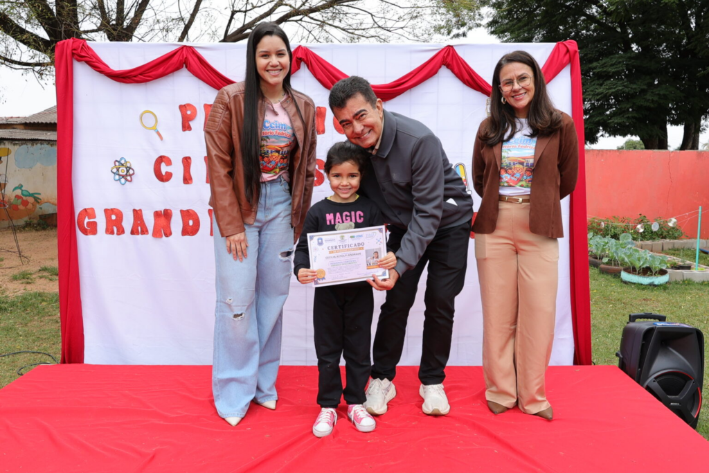 Prefeito entrega diploma de Pequenos Cientistas para alunos do Ceim Vittório Fedrizzi