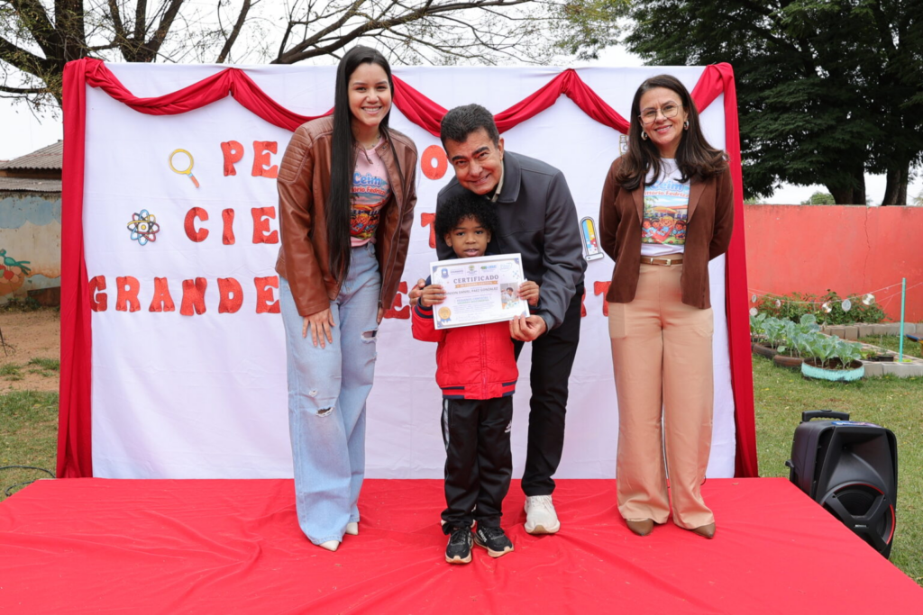 Prefeito entrega diploma de Pequenos Cientistas para alunos do Ceim Vittório Fedrizzi