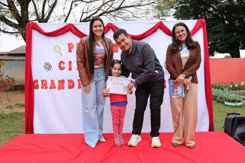Prefeito entrega diploma de Pequenos Cientistas para alunos do Ceim Vittório Fedrizzi