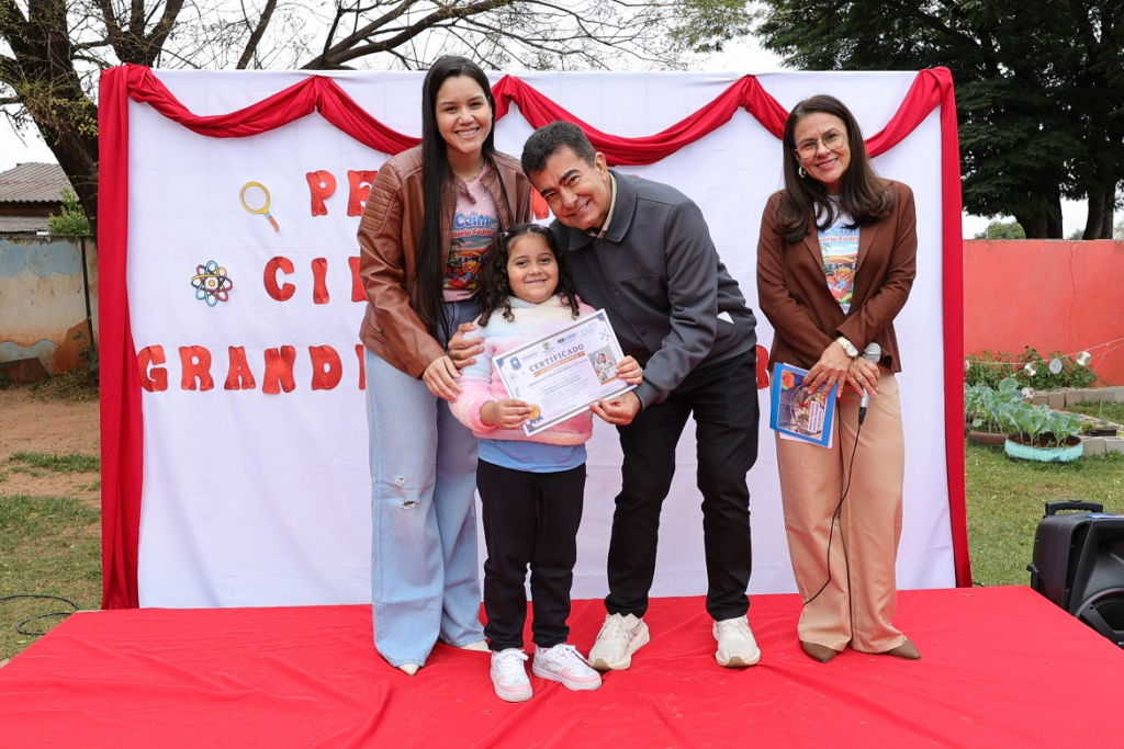 Prefeito entrega diploma de Pequenos Cientistas para alunos do Ceim Vittório Fedrizzi