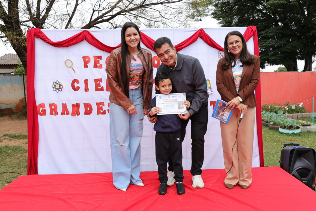 Prefeito entrega diploma de Pequenos Cientistas para alunos do Ceim Vittório Fedrizzi