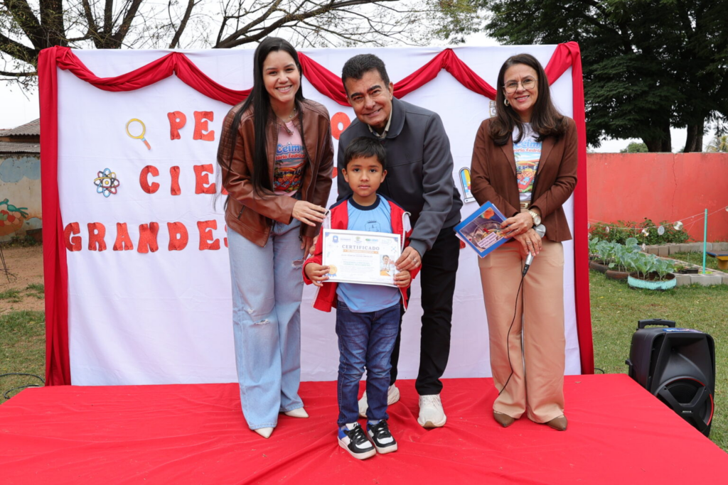 Prefeito entrega diploma de Pequenos Cientistas para alunos do Ceim Vittório Fedrizzi