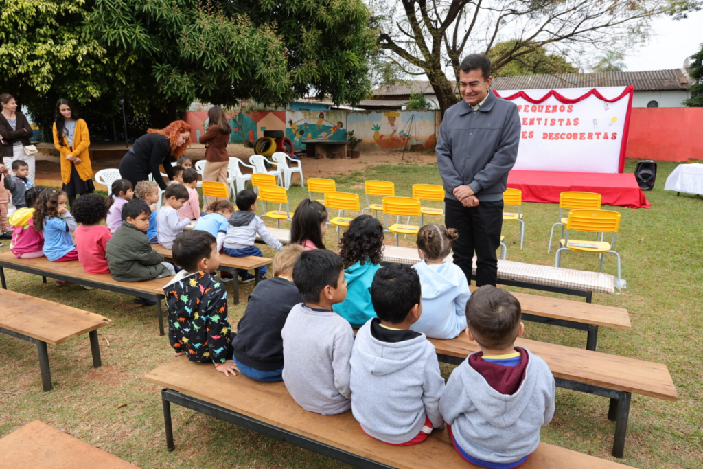 Prefeito entrega diploma de Pequenos Cientistas para alunos do Ceim Vittório Fedrizzi