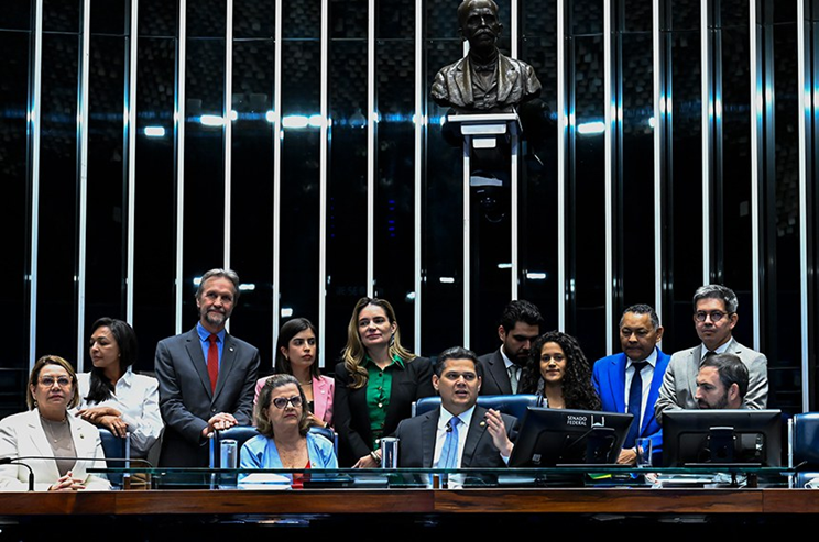 Senado aprova novo PNE, piso do professor e expansão do ensino federal Senado aprova novo PNE, piso do professor e expansão do ensino federal