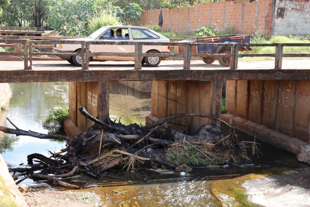 Prefeitura intensifica limpeza de córrego na Vila Cachoeirinha para prevenir alagamentos Prefeitura intensifica limpeza de córrego na Vila Cachoeirinha para prevenir alagamentos