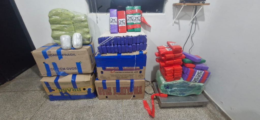 Polícia Militar de Laguna Carapã apreende mais de 250 quilos de drogas em veículo abandonado na MS-379.