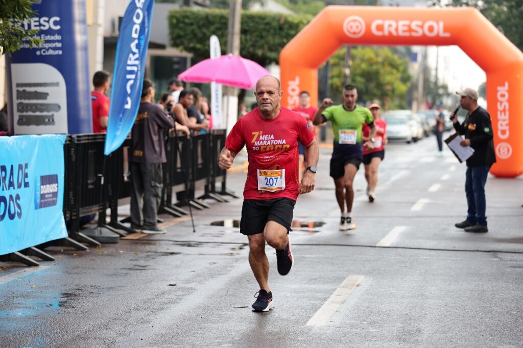 Douradenses superam adversários e vencem sétima edição da Meia Maratona do Fogo Douradenses superam adversários e vencem sétima edição da Meia Maratona do Fogo