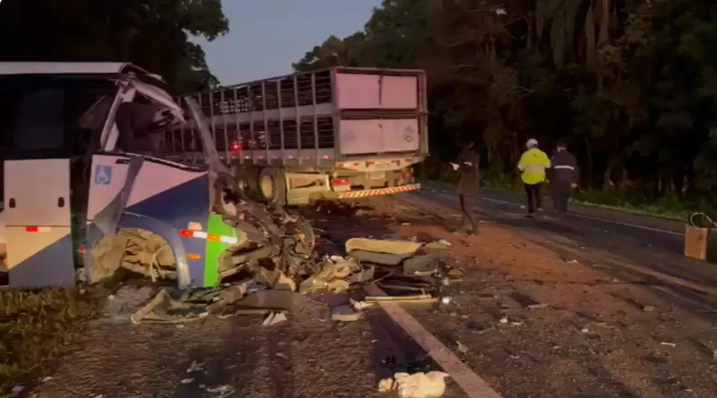 Tragédia na BR-373 - Acidente tira a vida de 23 pessoas no Paraná Tragédia na BR-373 - Acidente tira a vida de 23 pessoas no Paraná