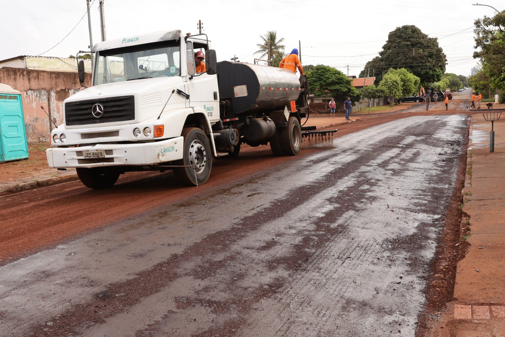 Prefeitura avança com obras de reconstrução do asfalto no BNH 4º Plano Prefeitura avança com obras de reconstrução do asfalto no BNH 4º Plano