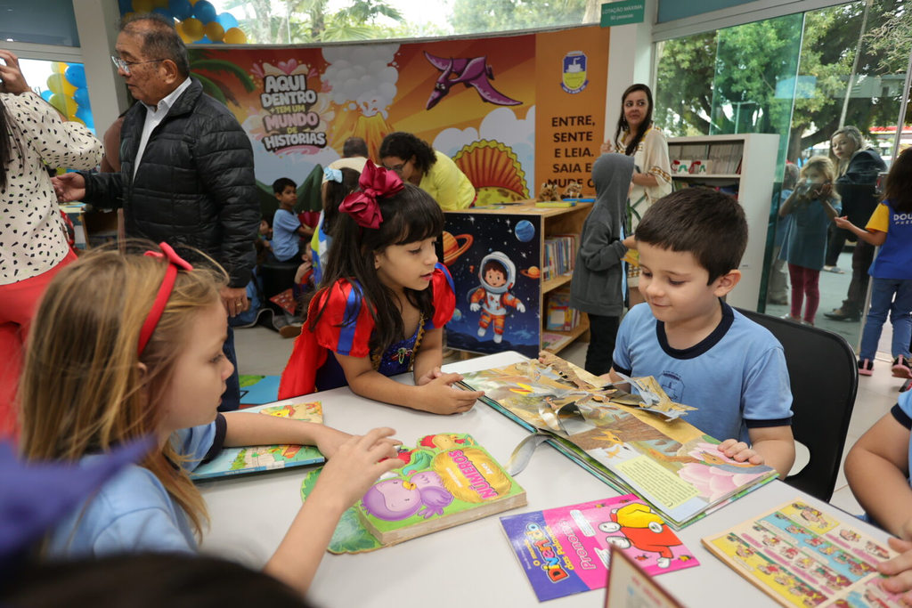 Prefeitura revitaliza Biblioteca Central e devolve espaço de leitura à população Prefeitura revitaliza Biblioteca Central e devolve espaço de leitura à população