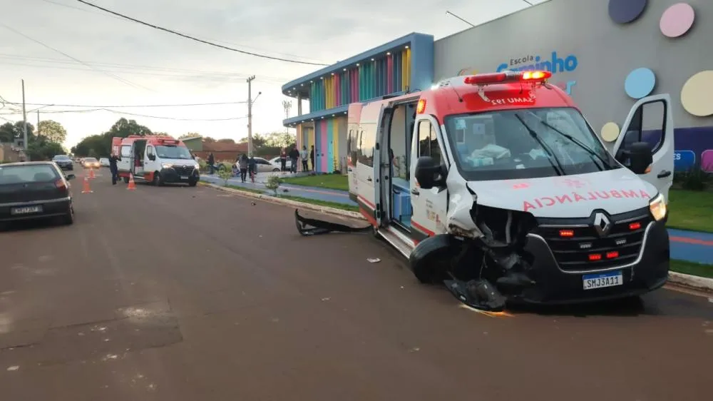Quatro crianças e uma mulher se ferem em choque da Ambulância do Samu com carro no Altos do Indaiá Quatro crianças e uma mulher se ferem em choque da Ambulância do Samu com carro no Altos do Indaiá