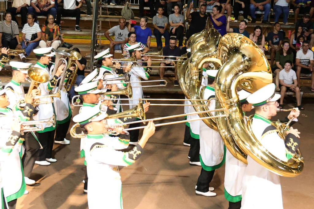 Prefeito destaca orgulho de Dourados durante Campeonato Estadual de Bandas e Fanfarras Prefeito destaca orgulho de Dourados durante Campeonato Estadual de Bandas e Fanfarras