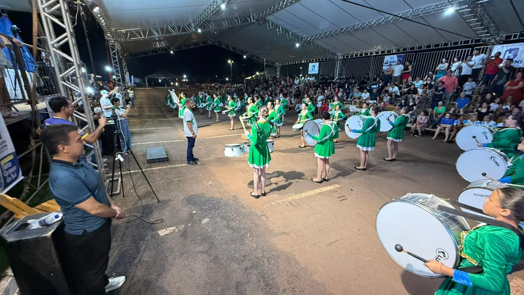 Prefeito destaca orgulho de Dourados durante Campeonato Estadual de Bandas e Fanfarras Prefeito destaca orgulho de Dourados durante Campeonato Estadual de Bandas e Fanfarras
