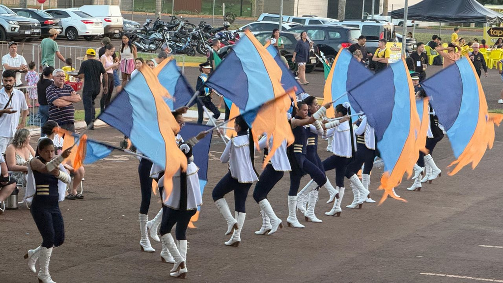 Prefeito destaca orgulho de Dourados durante Campeonato Estadual de Bandas e Fanfarras Prefeito destaca orgulho de Dourados durante Campeonato Estadual de Bandas e Fanfarras