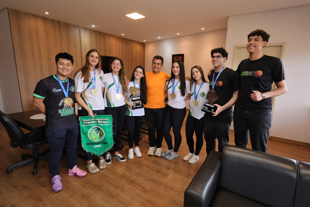 Prefeito recebe atletas que representarão Dourados e o MS em competições nacionais Prefeito recebe atletas que representarão Dourados e o MS em competições nacionais