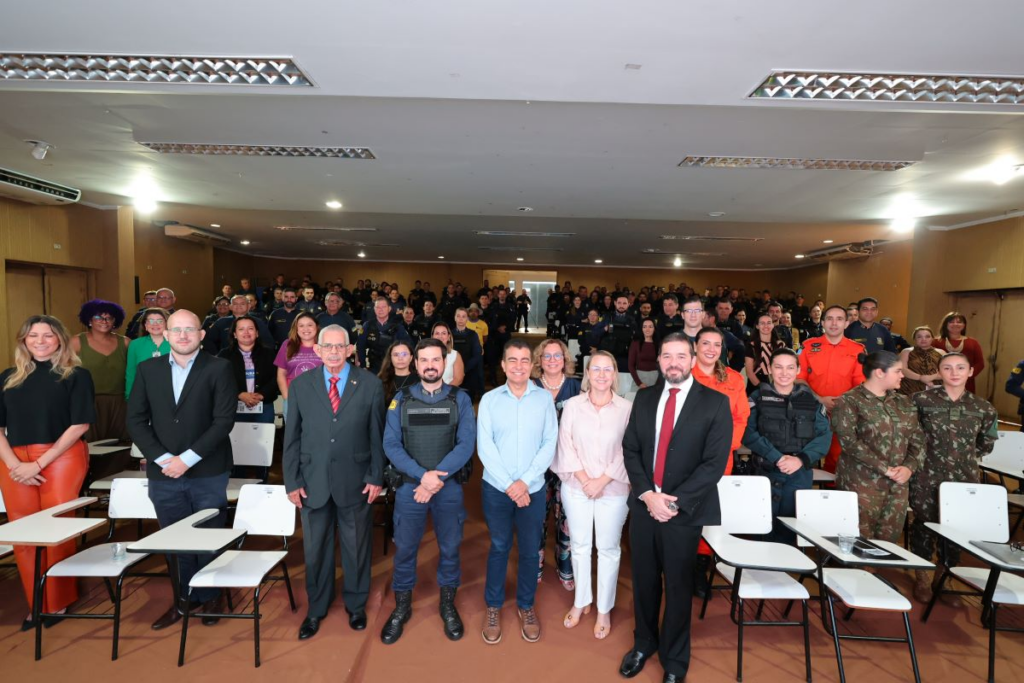 Prefeitura apresenta às forças de segurança, sistema que protege mulheres em situação de risco Prefeitura apresenta às forças de segurança, sistema que protege mulheres em situação de risco