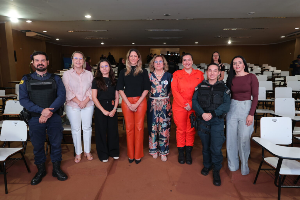 Prefeitura apresenta às forças de segurança, sistema que protege mulheres em situação de risco Prefeitura apresenta às forças de segurança, sistema que protege mulheres em situação de risco
